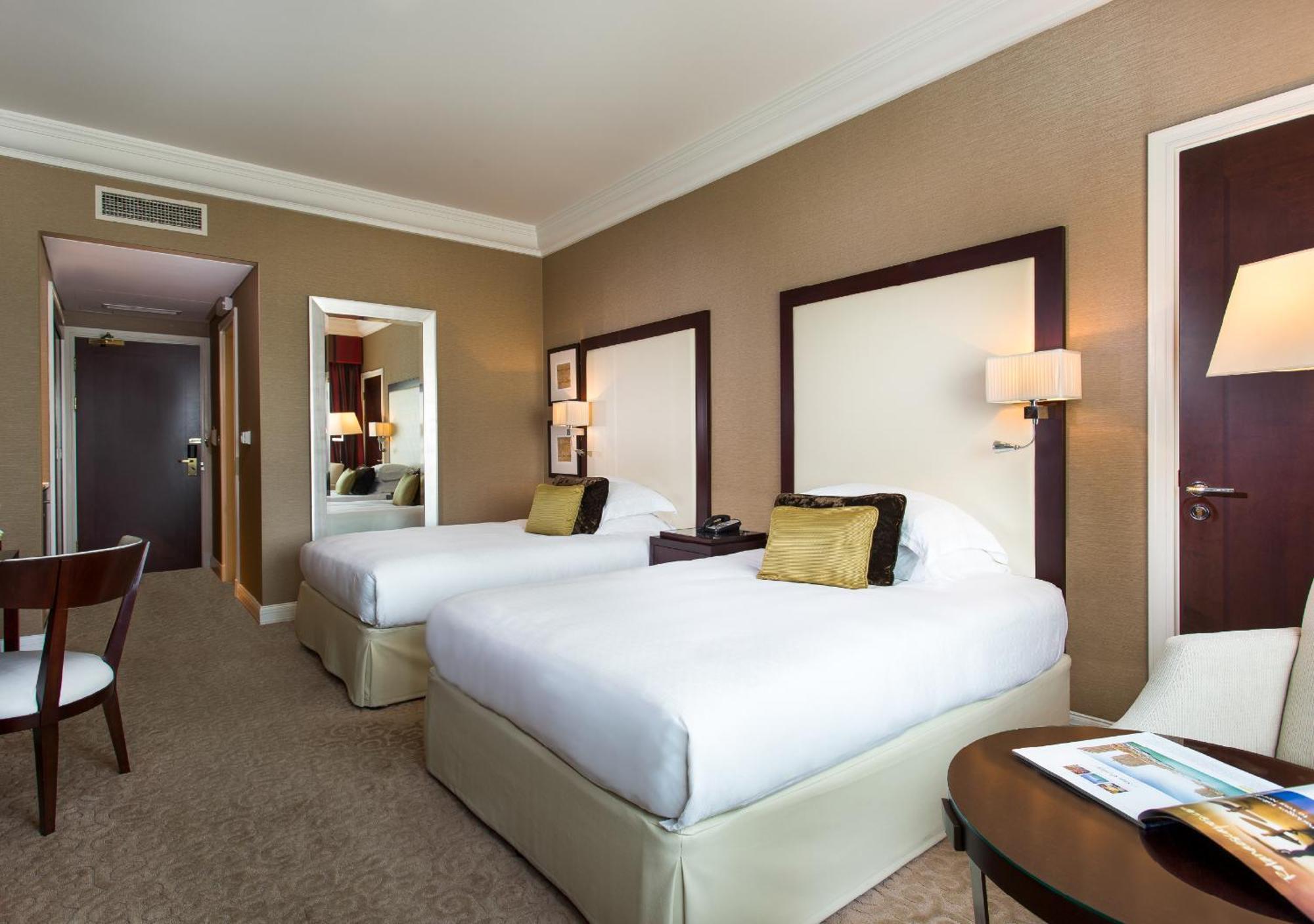 ホテル Moevenpick Grand Al Bustan ドバイ エクステリア 写真
